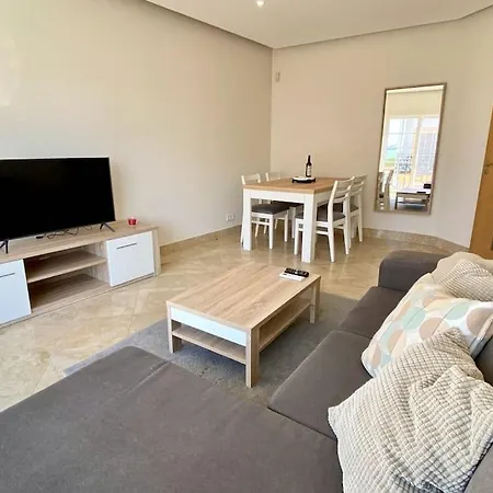 2-bedroom In Newtown W Pool Apartmán