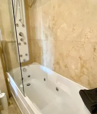 2-bedroom In Newtown W Pool Apartmán