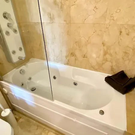 2-bedroom In Newtown W Pool Apartmán *