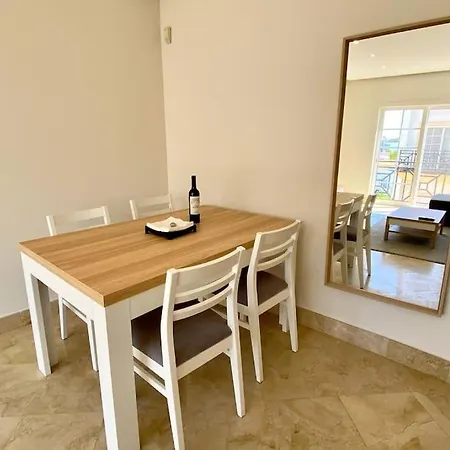 2-bedroom In Newtown W Pool Apartmán *